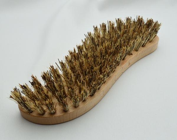 S-Form Waschbürste, Scheuerbürste mit dunkler Union-Fibre (zwei Naturfasern). Hergestellt in Todtnau von der Bürstenfabrik Keller GmbH, ein Traditionsunternehmen seit 1869. S-Form Waschbürste, Scheuerbürste mit dunkler Union-Fibre (zwei Naturfasern). Hergestellt in Todtnau von der Bürstenfabrik Keller GmbH, ein Traditionsunternehmen seit 1869.